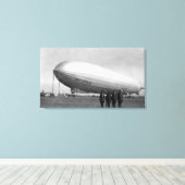 Sluiten Graf Zeppelin Blimp Uitzicht Canvas Afdruk (Insitu (Houten vloer))