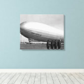 Sluiten Graf Zeppelin Blimp Uitzicht Canvas Afdruk (Insitu (Houten vloer))