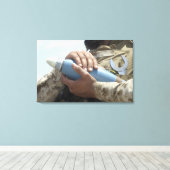 Sluiten uitzicht van een soldaat die een munitie k canvas afdruk (Insitu (Houten vloer))