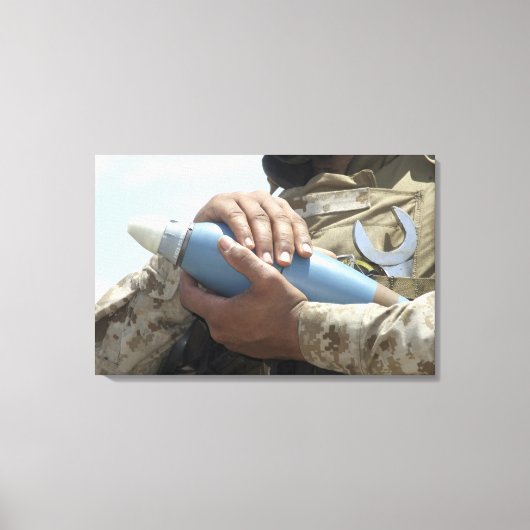 Sluiten uitzicht van een soldaat die een munitie k canvas afdruk (Voorkant)