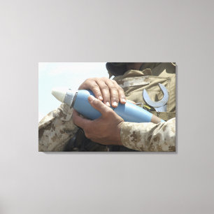Sluiten uitzicht van een soldaat die een munitie k canvas afdruk