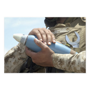 Sluiten uitzicht van een soldaat die een munitie k foto afdruk