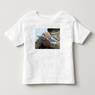 Sluiten uitzicht van een soldaat die een munitie k kinder shirts