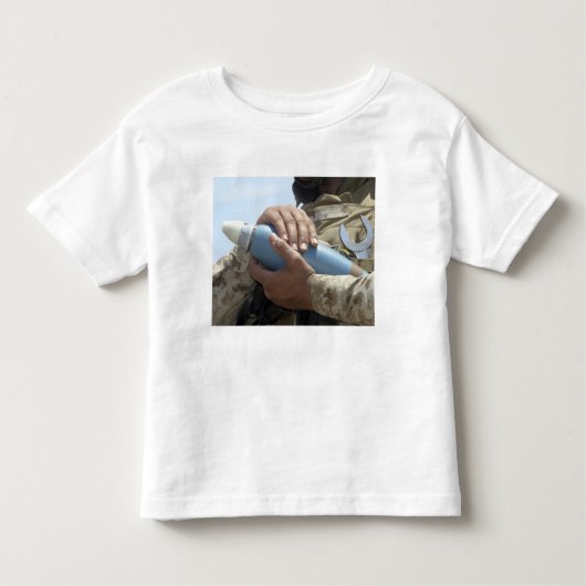 Sluiten uitzicht van een soldaat die een munitie k kinder shirts (Voorkant)