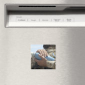 Sluiten uitzicht van een soldaat die een munitie k magneet (Insitu (Vaatwasser))