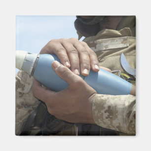 Sluiten uitzicht van een soldaat die een munitie k magneet