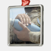 Sluiten uitzicht van een soldaat die een munitie k metalen ornament (Links)