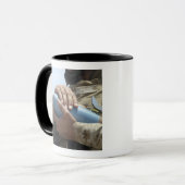 Sluiten uitzicht van een soldaat die een munitie k mok (Voorkant links)