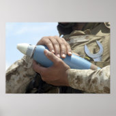 Sluiten uitzicht van een soldaat die een munitie k poster (Voorkant)