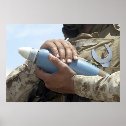 Sluiten uitzicht van een soldaat die een munitie k poster (Voorkant)