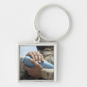 Sluiten uitzicht van een soldaat die een munitie k sleutelhanger