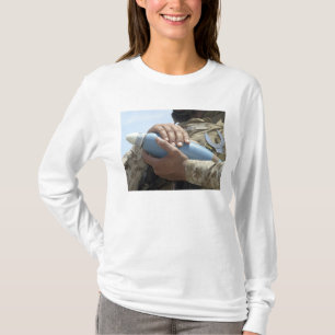 Sluiten uitzicht van een soldaat die een munitie k t-shirt