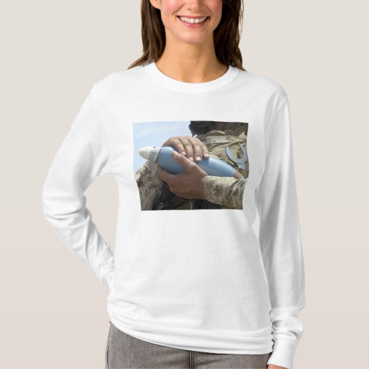 Sluiten uitzicht van een soldaat die een munitie k t-shirt (Voorkant)