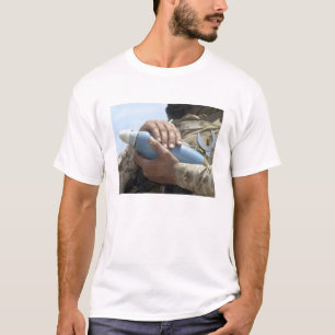 Sluiten uitzicht van een soldaat die een munitie k t-shirt