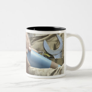 Sluiten uitzicht van een soldaat die een munitie k tweekleurige koffiemok