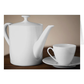 Sluiten van een beker en een saucer met een theeke