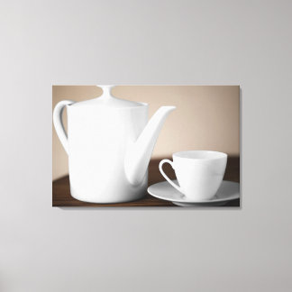 Sluiten van een beker en een saucer met een theeke canvas afdruk