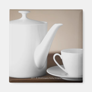 Sluiten van een beker en een saucer met een theeke magneet