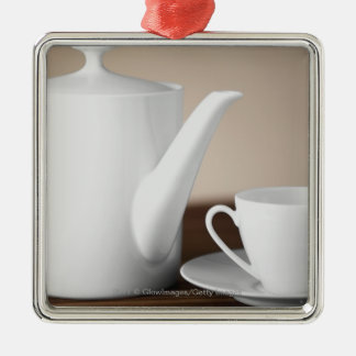 Sluiten van een beker en een saucer met een theeke metalen ornament