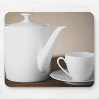 Sluiten van een beker en een saucer met een theeke muismat