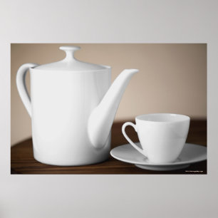 Sluiten van een beker en een saucer met een theeke poster