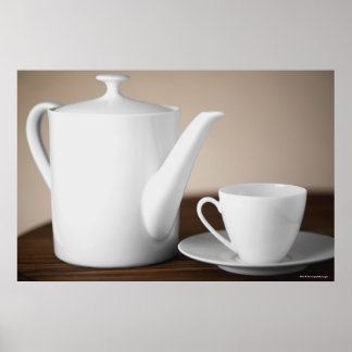 Sluiten van een beker en een saucer met een theeke poster