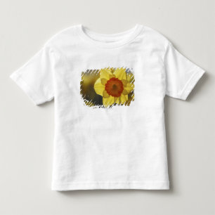 Sluiten van een Geel/Oranje Daffodil Kinder Shirts