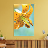 Sluiten van een gele Lily Canvas Afdruk (Insitu (Woonkamer))