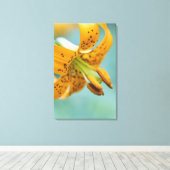 Sluiten van een gele Lily Canvas Afdruk (Insitu (Houten vloer))
