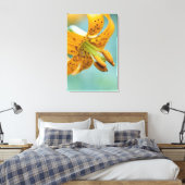 Sluiten van een gele Lily Canvas Afdruk (Insitu (Slaapkamer))