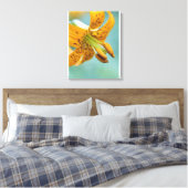 Sluiten van een gele Lily Canvas Afdruk (Insitu (Slaapkamer))