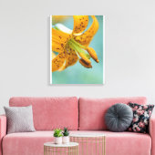 Sluiten van een gele Lily Canvas Afdruk (Insitu (Woonkamer))