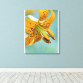 Sluiten van een gele Lily Canvas Afdruk (Insitu (Houten vloer))