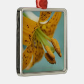 Sluiten van een gele Lily Metalen Ornament (Rechts)