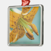 Sluiten van een gele Lily Metalen Ornament (Links)