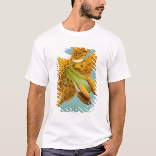 Sluiten van een gele Lily T-shirt (Voorkant)
