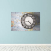 Sluiten van een klok vóór een kaart canvas afdruk (Insitu (Houten vloer))