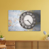 Sluiten van een klok vóór een kaart canvas afdruk (Insitu (Woonkamer))