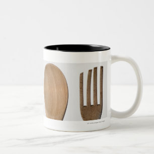 Sluiten van een vork met een houten lepel tweekleurige koffiemok