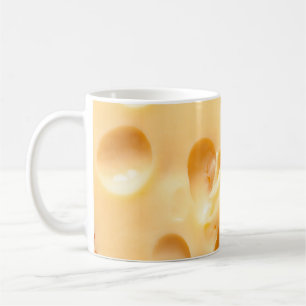 Sluiten van gele kaas. Dit bestand wordt gereinigd Koffiemok
