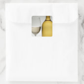 Sluiten van glas witte wijn en wijnfles vierkante sticker (Tas)
