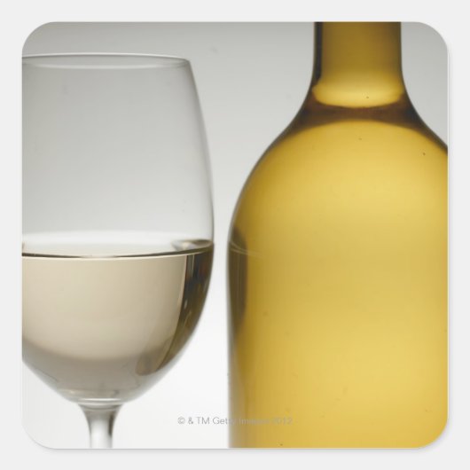 Sluiten van glas witte wijn en wijnfles vierkante sticker (Voorkant)