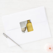 Sluiten van glas witte wijn en wijnfles vierkante sticker (Envelop)