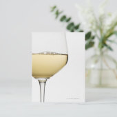 Sluiten van glas witte wijn op wit briefkaart (Staand voorkant)