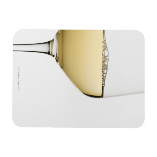 Sluiten van glas witte wijn op wit magneet (Horizontaal)