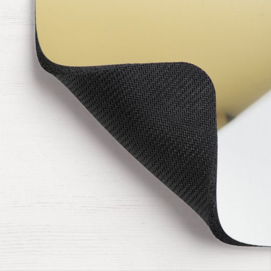 Sluiten van glas witte wijn op wit muismat (Hoek)