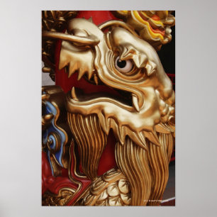 Sluiten van gouden draak op tempelpijler poster