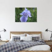 Sluiten van Paars Iris Flower Canvas Afdruk (Insitu (Slaapkamer))