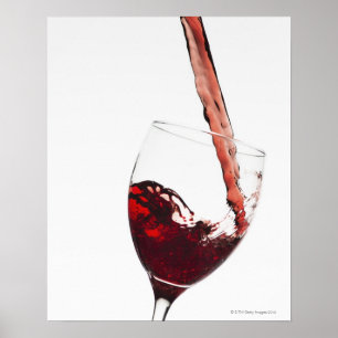 Sluiten van rode wijn die in glas wordt gegoten poster