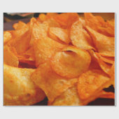 Sluiten van sappige, knapperige chips op zwart bor cadeaupapier (Vlak)